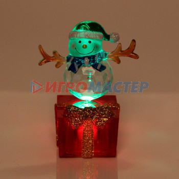 Фигурка с подсветкой "Снеговичок в колпачке на подарке" 9 см