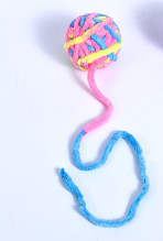 Игрушка - клубок для кошек "ИГРУЛИК", цвет как на фото, d-5см, длина 42см