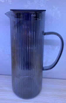 Кувшины и графины из стекла Кувшин стеклянный 1200мл "Орфей" с пластиковой крышкой и ситом, серый