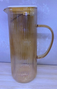 Кувшины и графины из стекла Кувшин стеклянный 1200мл "Орфей" с пластиковой крышкой и ситом, золотой